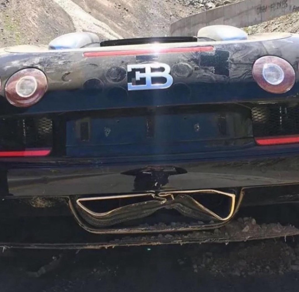 Bugatti Veyron incidente nel deserto