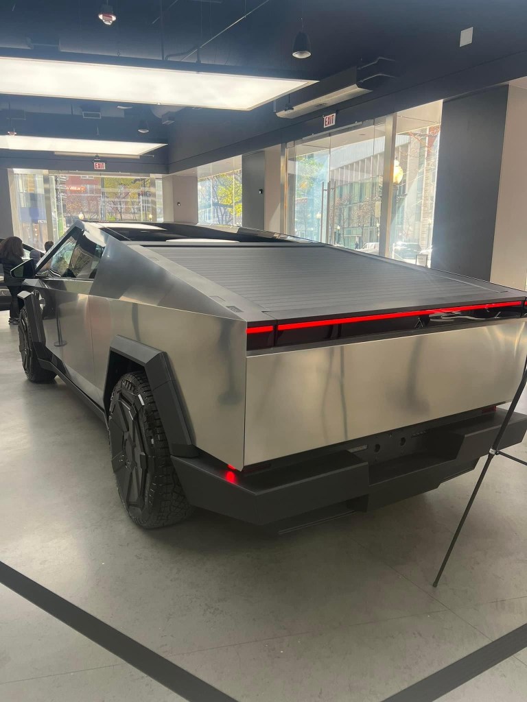 Cybertruck in concessionaria