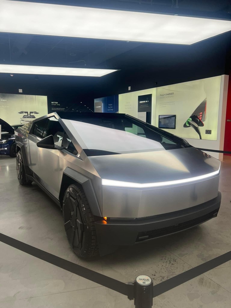 Cybertruck in concessionaria