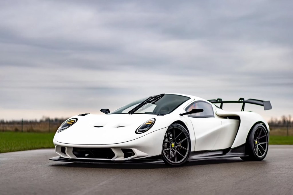 Rhino Racing R001 supercar lituana costa come audi a3