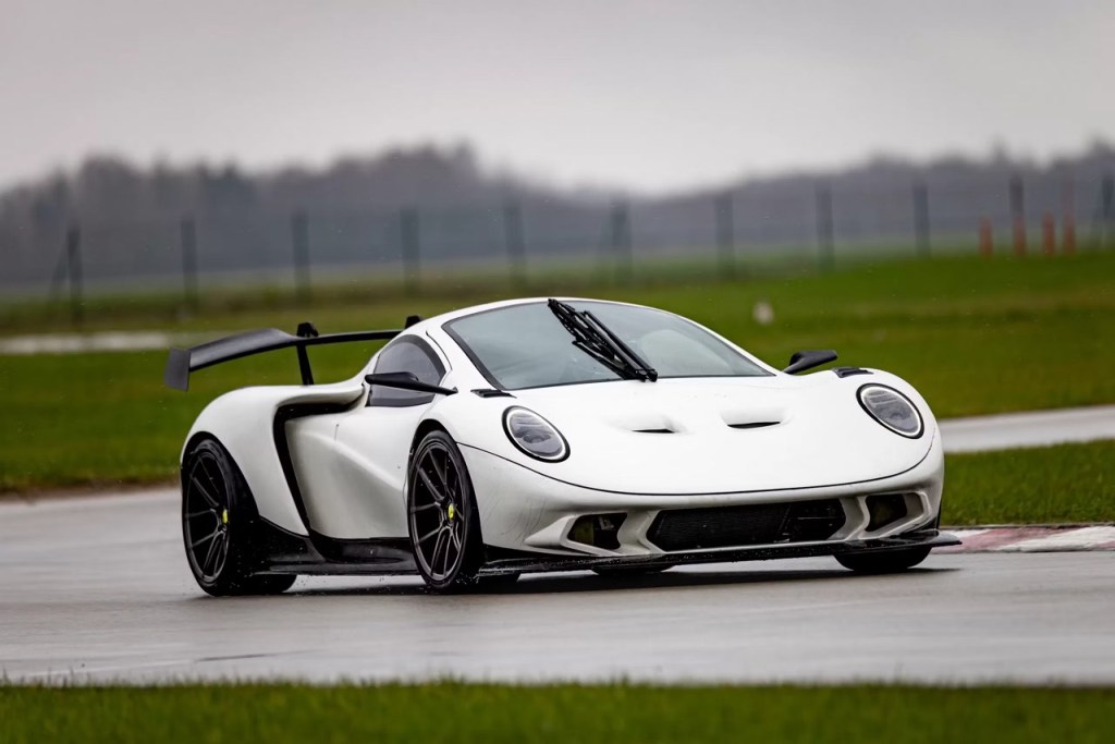 Rhino Racing R001 supercar lituana costa come audi a3