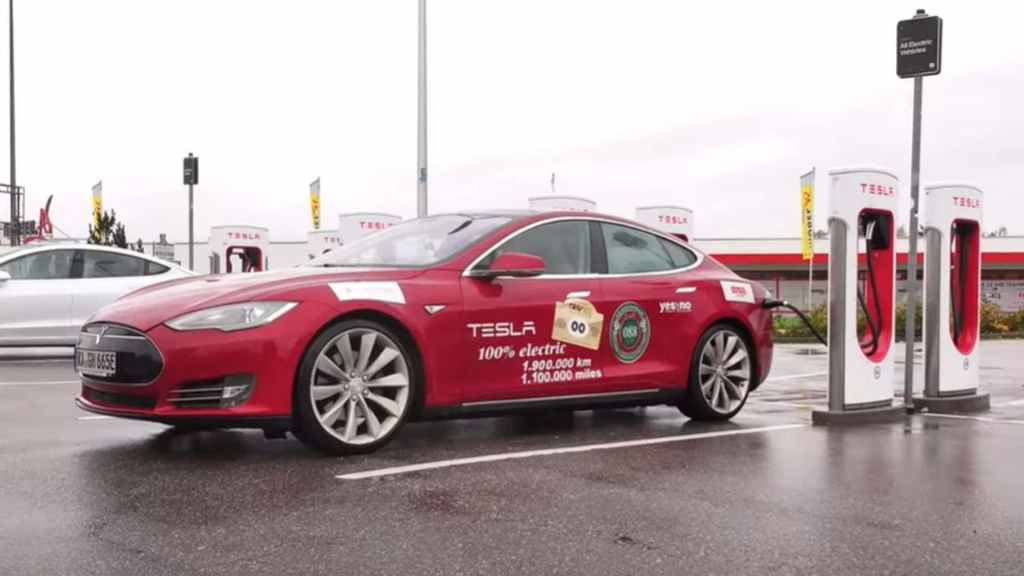 Tesla Model S P85D da record
