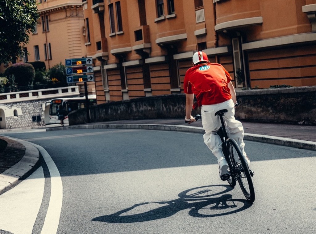 Charles Leclerc in bicicletta