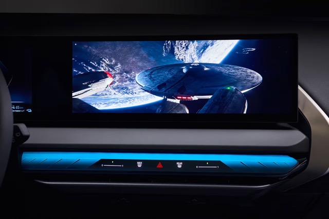 BMW display Paramount+