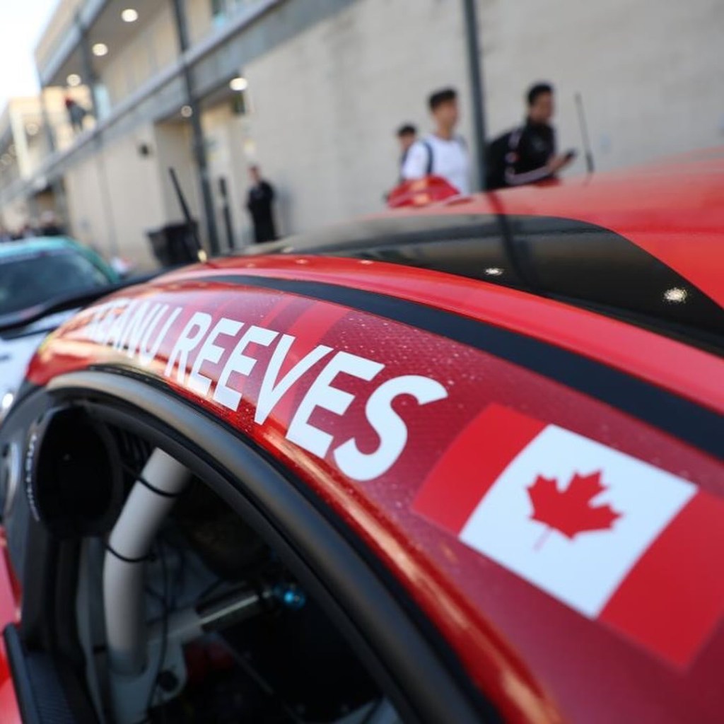 Keanu Reeves pilota Toyota