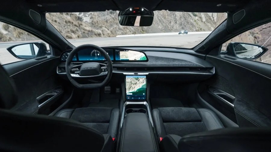 Quella che vedete qui è una Lucid Air Sapphire modificata con caratteristiche che di fatto la rendono l'auto antiproiettile più veloce di sempre