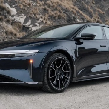 Quella che vedete qui è una Lucid Air Sapphire modificata con caratteristiche che di fatto la rendono l'auto antiproiettile più veloce di sempre