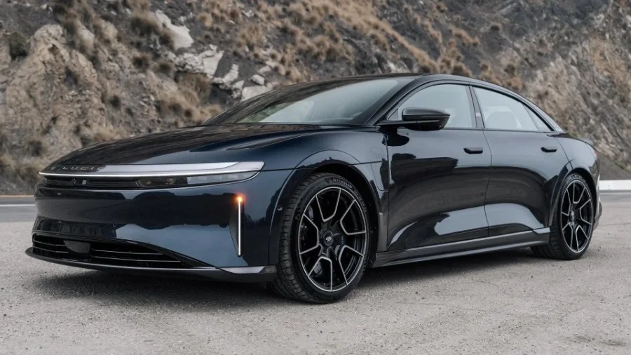 Quella che vedete qui è una Lucid Air Sapphire modificata con caratteristiche che di fatto la rendono l'auto antiproiettile più veloce di sempre