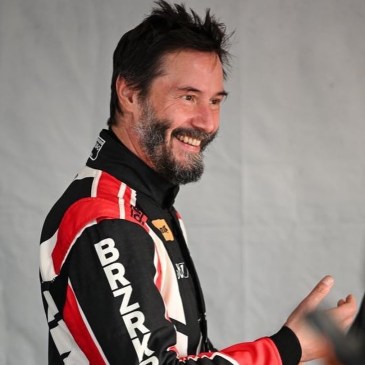 Keanu Reeves pilota Toyota