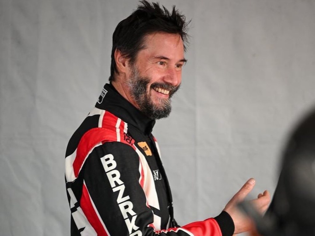 Keanu Reeves pilota Toyota