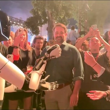 Tesla Optimus carta, sasso, forbice