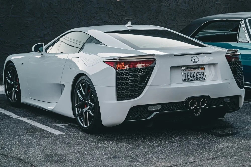 The Motoring Club Cars & Kicks auto e sneakers