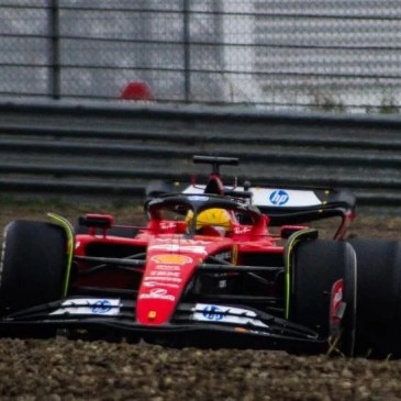 Lewis Hamilton tuta Ferrari Fiorano SF-23