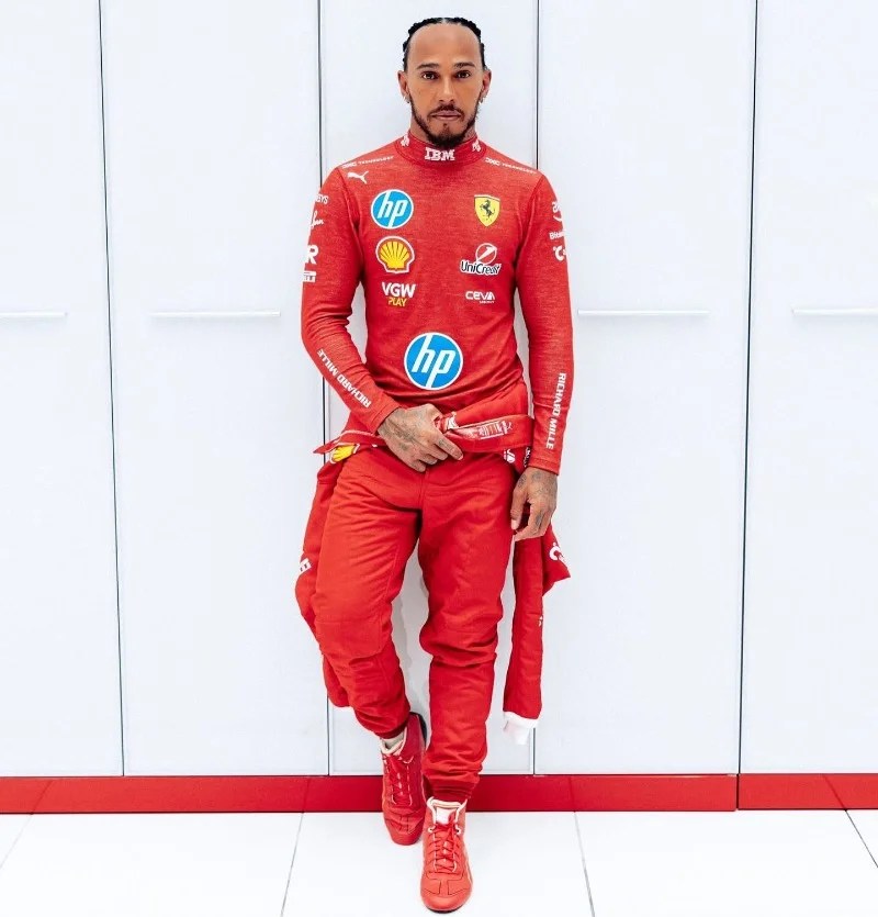 Lewis Hamilton tuta Ferrari Fiorano SF-23