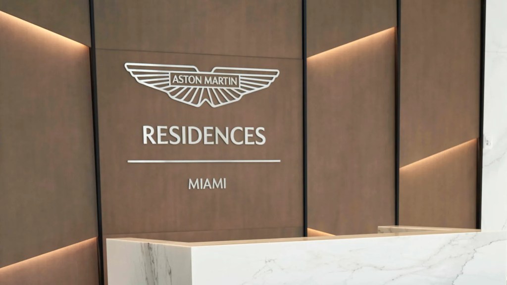 Aston Martin immobiliare