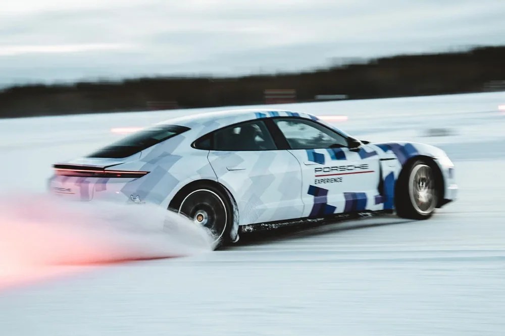 Porsche Taycan GTS sbandata controllata drift record Guinness Porsche Arctic Center Levi Finlandia