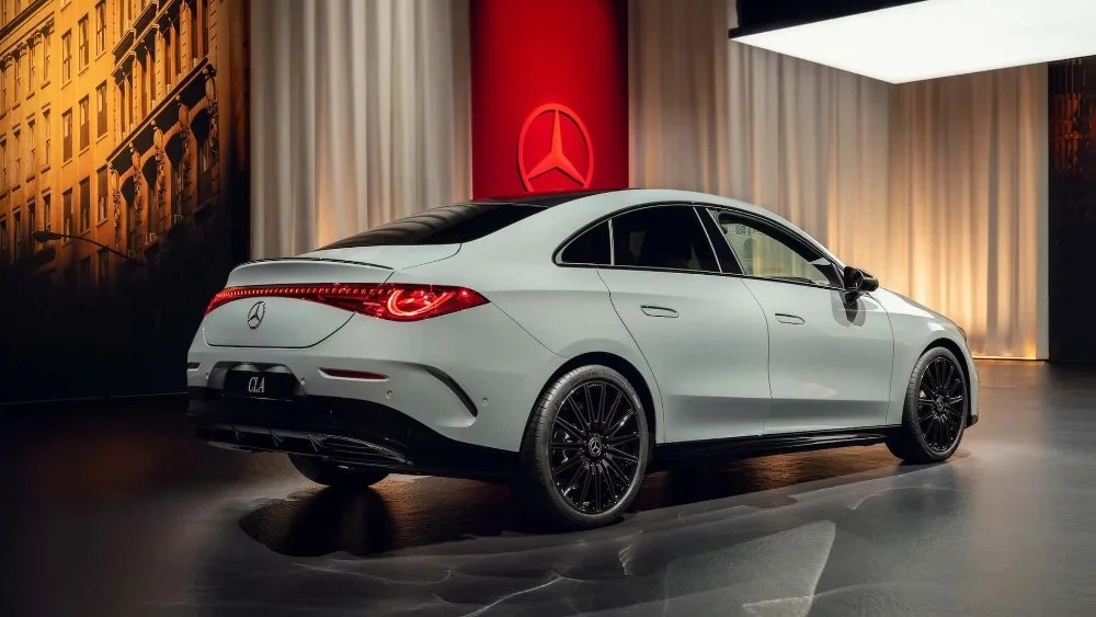 2026 Mercedes CLA elettrica ibrida 