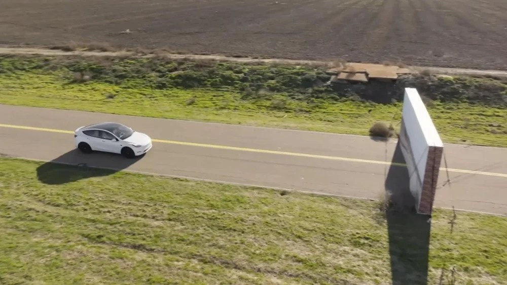 Mark Rober YouTuber test Willy il Coyote Beep Beep Autopilot