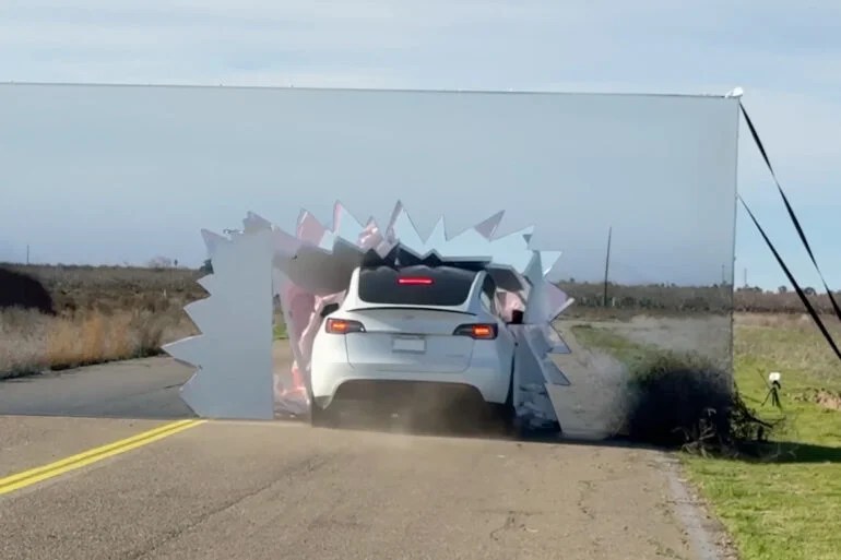 Mark Rober YouTuber test Willy il Coyote Beep Beep Autopilot