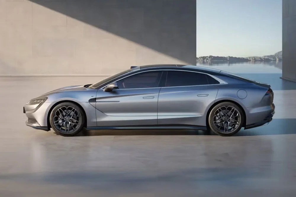 BYD Yangwang U7 berlina elettrica ibrida mercato cinese