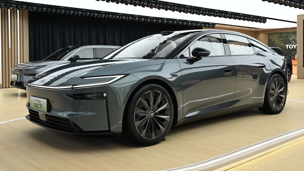 Toyota bZ7 berlina mercato cinese