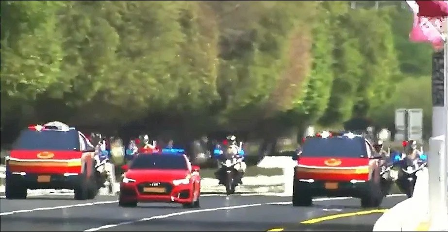 donald-trump-scorta presidente visita doha qatar cybertruck