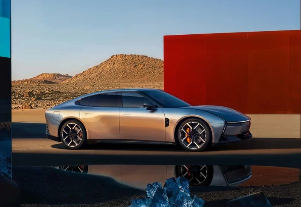 Xpeng P7 berlina elettrica cina