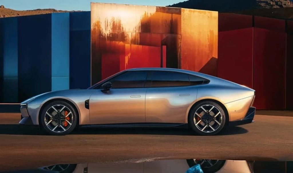 Xpeng P7 berlina elettrica cina