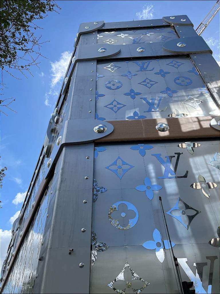 hotel parigi louis vuitton lvmh champs champs elysees