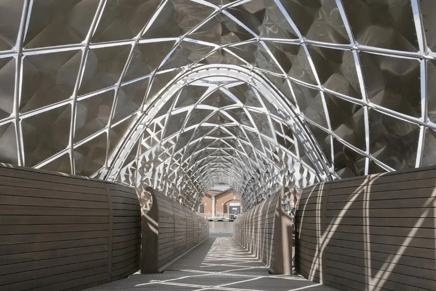 installazione porsche norman foster venezia