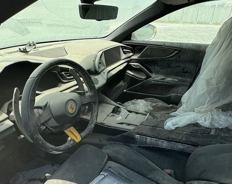 Ferrari Purosangue abbandonata a Dubai