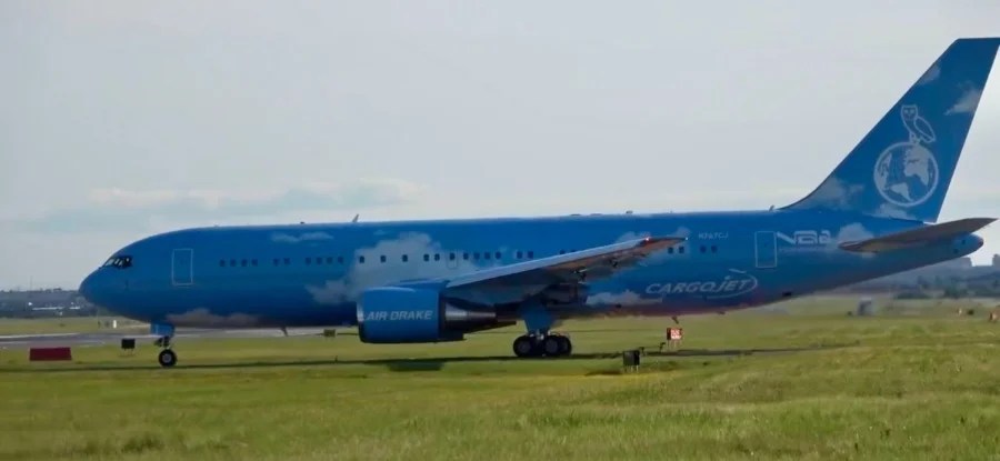 Il rapper e cantante Drake ha di nuovo rivoluzionato il proprio jet privato, un Boeing 767-200 che chiama Air Drake