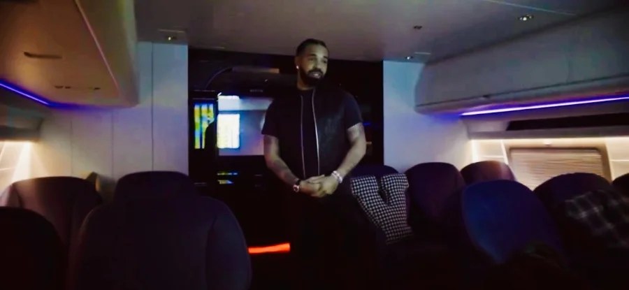 Air Drake, il Boeing 767 privato di Drake, sembra una discoteca ...