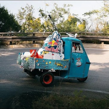 Come gli anni 90: Red Bull ha organizzato un campionato di Ape Piaggio truccate