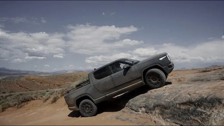 rivian kick turn rotazione 360 gradi