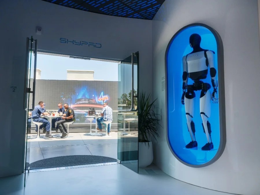 Tesla Diner a Los Angeles con robot Tesla Optimus esposizione