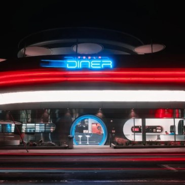 Tesla Diner a Los Angeles con robot Tesla Optimus esterni