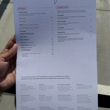 Tesla Diner a Los Angeles con robot Tesla Optimus menu senza alcolici