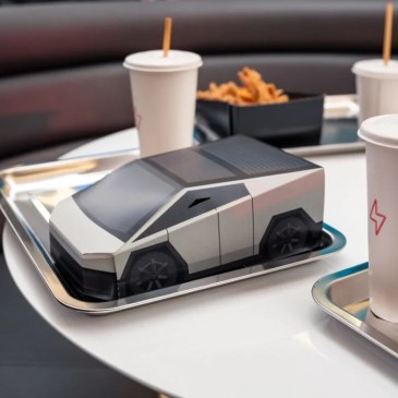 Oltre ad essere un ristorante - dove tra l'altro, come si vede dai video postati sui social, sembra esserci una coda perenne - è anche una stazione di ricarica, e un gigantesco poster per Tesla.