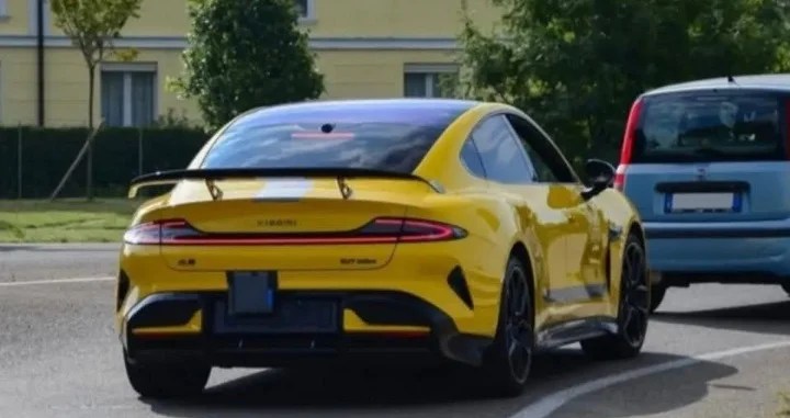 Xiaomi SU7 Ultra avvistata a Maranello in Ferrari