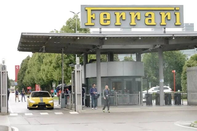 Xiaomi SU7 Ultra avvistata a Maranello in Ferrari