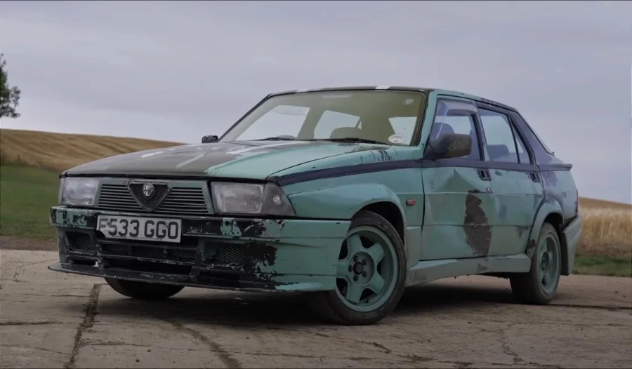 mike fernie di drivetribe guida alfa romeo 75 top gear challenge di jeremy clarkson all'asta