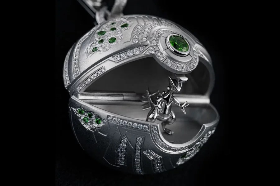 collana oro e diamanti a forma di pokeball pokemon