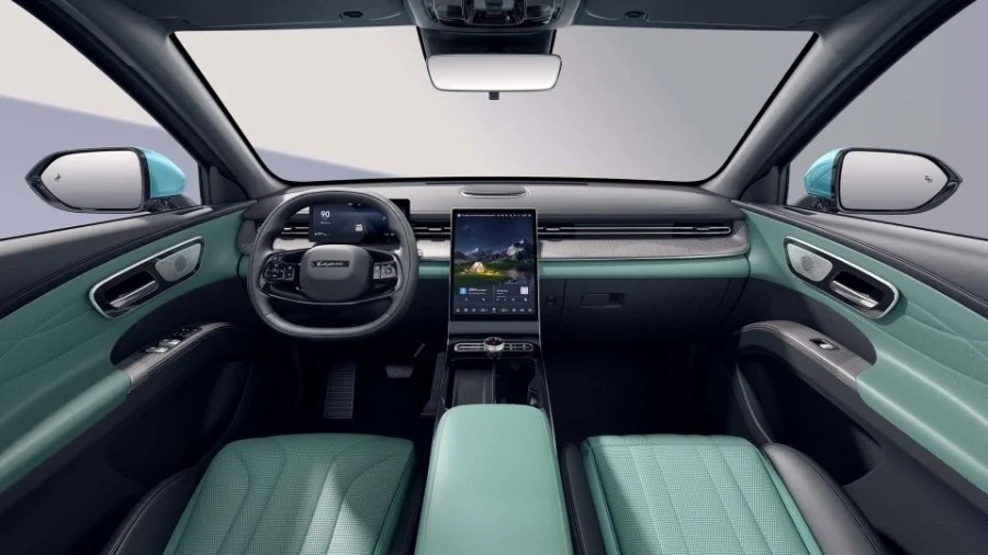 Lepas L8, un SUV prodotto da Chery (che possiede anche Omoda-Jaecoo), è stato presentato per la prima volta al pubblico italiano al Salone Auto Torino 2025