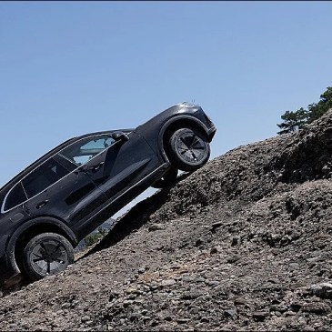 Porsche Cayenne elettrica ricarica wireless