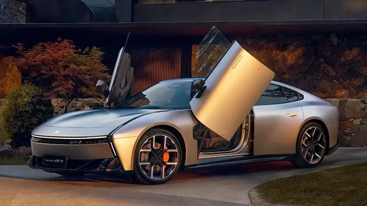 Xpeng P7 Wing Edition con portiere ala di gabbiano debutto