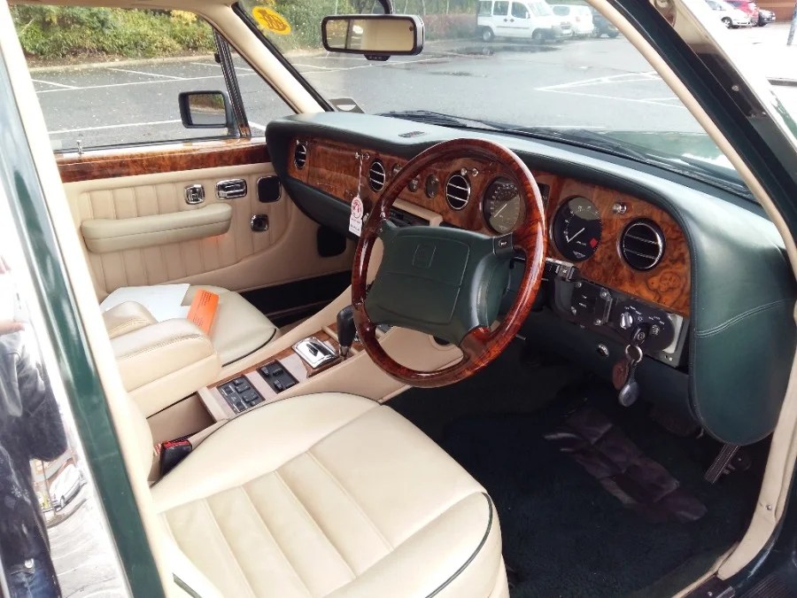 Abbiamo guidato una Bentley Turbo R del 1995 per capire se funziona nel traffico del 2025