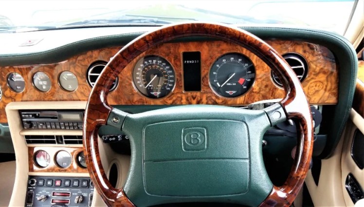 Abbiamo guidato una Bentley Turbo R del 1995 per capire se funziona nel traffico del 2025Abbiamo guidato una Bentley Turbo R del 1995 per capire se funziona nel traffico del 2025