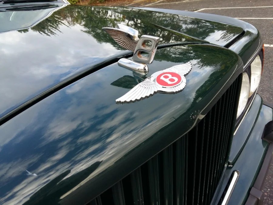 Abbiamo guidato una Bentley Turbo R del 1995 per capire se funziona nel traffico del 2025