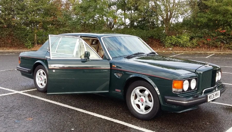 Abbiamo guidato una Bentley Turbo R del 1995 per capire se funziona nel traffico del 2025